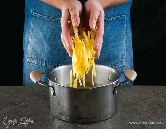 Добавьте в кипящую воду нарезанный картофель.