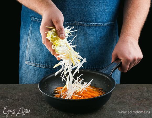 Обжарьте в сковороде морковь и лук-порей.