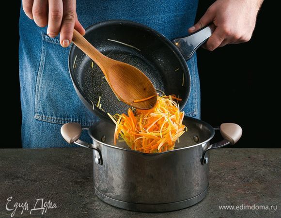 Добавьте в бульон морковь и лук. Посолите и поперчите.