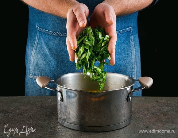 Щавель промойте и нарежьте средними кусками. Добавьте в суп.