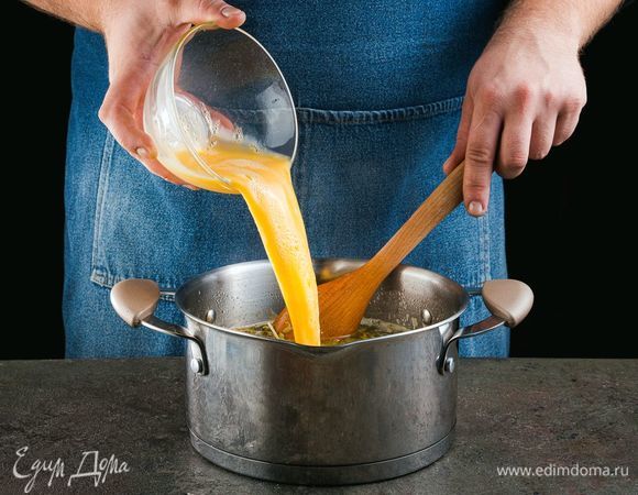 В маленькой миске взбейте вилкой сырое яйцо. Влейте яйцо в суп, постоянно помешивая.