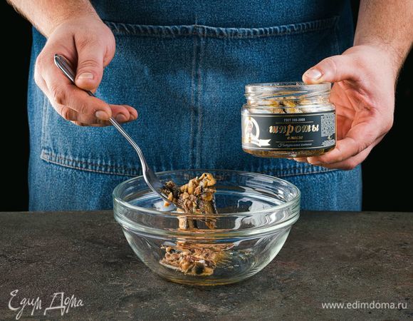 Выложите в миску шпроты в масле ТМ «Капитан Вкусов», разомните вилкой.