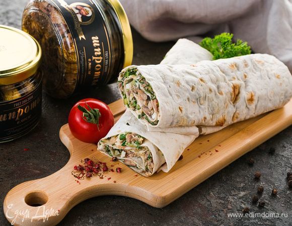 Такое блюдо удобно взять на пикник. Перед подачей разрежьте рулет на небольшие кусочки.