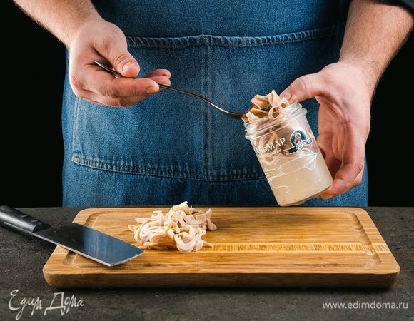 Кальмары консервированные ТМ «Капитан Вкусов» разрежьте на небольшие кусочки.