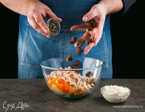 Добавьте каперсы и гренки. Заправьте все майонезом.