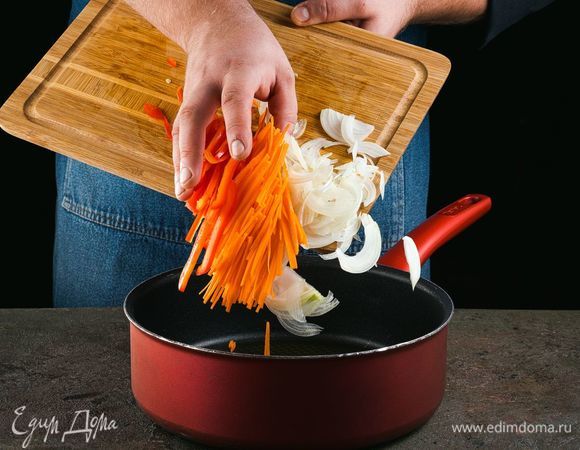 Добавьте в сотейник масло и обжарьте овощи.