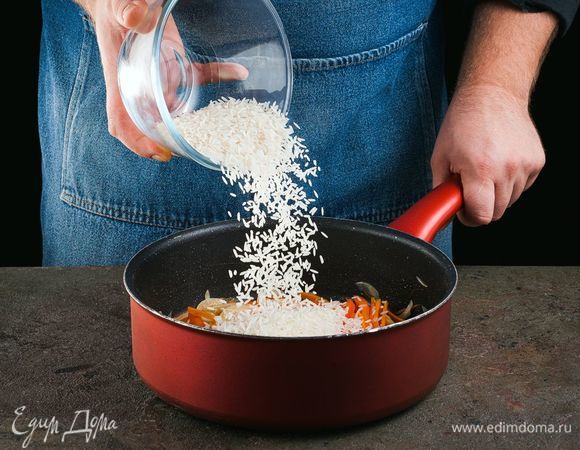 Добавьте промытый рис и обжаривайте еще 3 минуты.