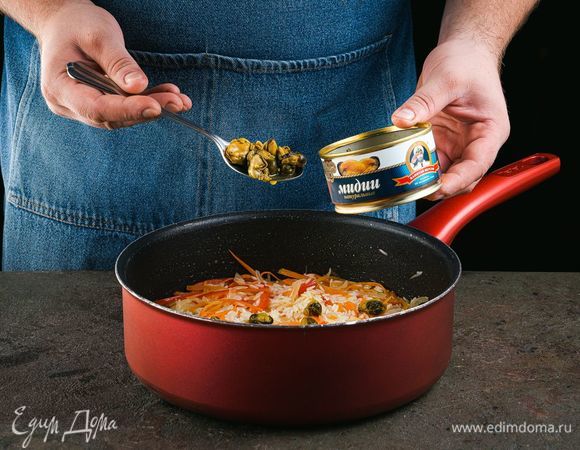 За 10 минут до готовности добавьте мидии консервированные ТМ «Капитан Вкусов».