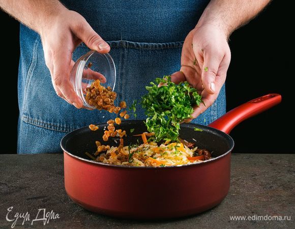 Добавьте изюм и мелко нарезанную зелень.