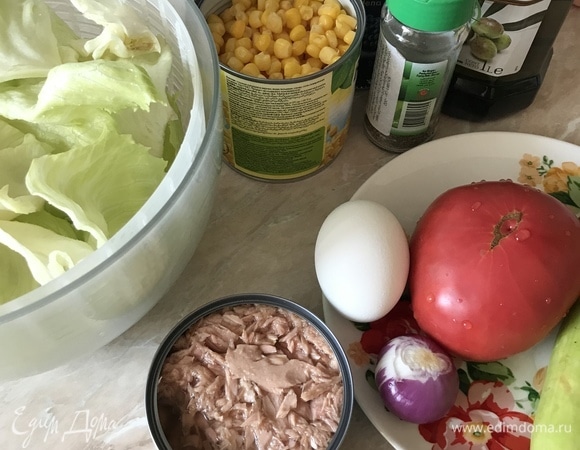 Готовится салатик очень быстро. Основные ингредиенты — это салат айсберг, яйцо, тунец, кукуруза, помидоры и огурцы, но также еще добавляют зеленые оливки, морковь, свеклу. Для заправки я использую оливковое масло и лимонный сок, но в Испании используют хересный уксус.