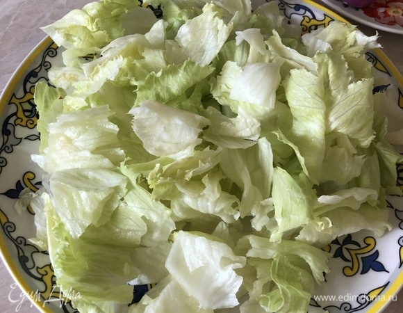 Листья салата крупно порвать руками. Все остальные овощи мелко нарезать.