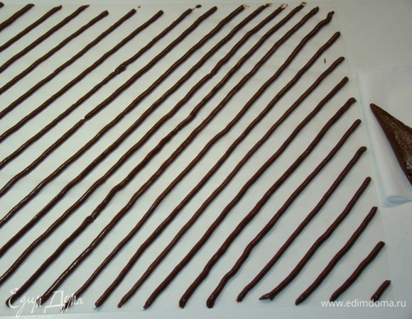 Тесто №1: приготовим цветную глазурь. Для этого необходимо смешать до однородности все ингредиенты и переложить в кондитерский мешок. На пергаменте на равном расстоянии нанести полосы в одном направлении и поставить (на противне или подносе) в морозильную камеру минут на 10–15, чтобы эти полоски подмерзли.