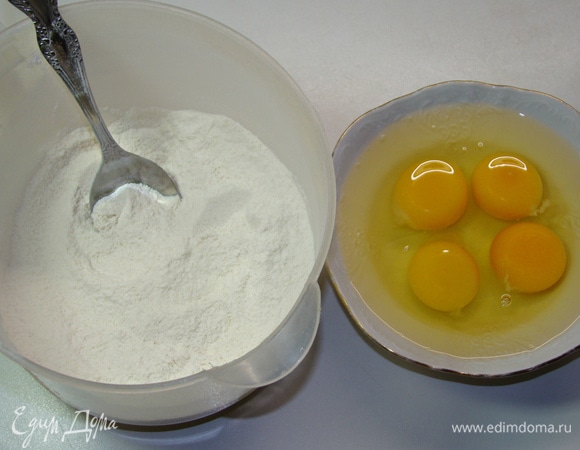 Пока цветная глазурь подмерзает, приготовим тесто №2 для бисквита. Для этого все сыпучие ингредиенты смешать и просеять, яйца смешать с сахаром, но не взбивать.