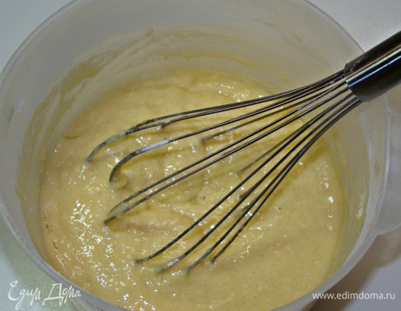 Смешать все ингредиенты для бисквита. Тесто должно быть жидковатым. По желанию можно в тесто добавить пару капель пищевого красителя.
