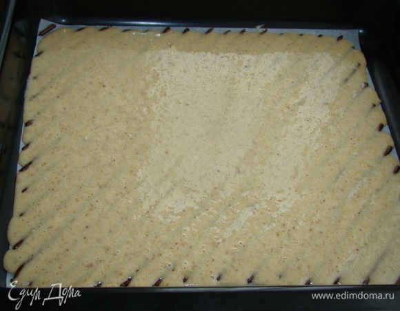 На подмерзшую цветную глазурь (тесто №1) вылить равномерным тонким слоем тесто №2 и поставить в разогретую до 180°C духовку минут на 10. Готовый бисквит перевернуть, снять бумагу для выпечки и дать остыть. Так же необходимо спечь шоколадный бисквит, по любому рецепту, который нравится. Его тоже необходимо остудить.