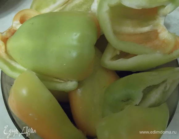 Перец разрезать вдоль и очистить от семян.