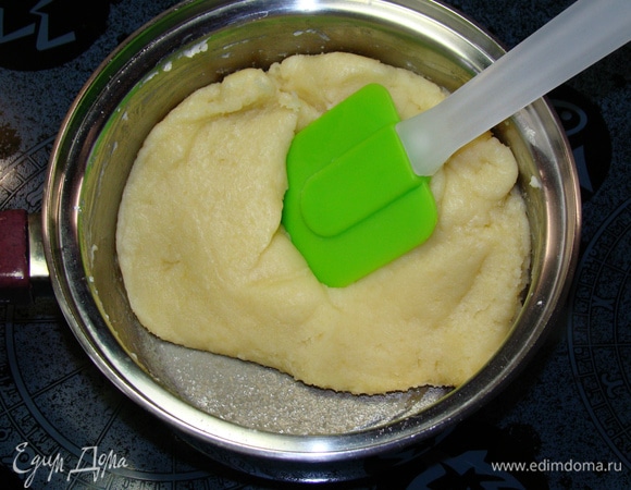 Поставить сотейник обратно на медленный огонь, и непрерывно перемешиваем лопаткой до тех пор, пока все тесто не соберется в комок, а на дне должна образоваться тонкая корочка.