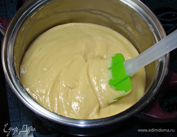 Сотейник снять с огня, дать немного остыть (пару минут) и по одному вбить пять яиц, после каждого яйца тщательно перемешать тесто. В итоге должно получиться гладкое, эластичное тесто. Дать тесту остыть до комнатной температуры и, переложив в кондитерский мешок, отсадить на противень профитроли и выпечь в разогретой до 180°C духовке до золотистого цвета, примерно минут 20 (необходимо ориентироваться на свою духовку).