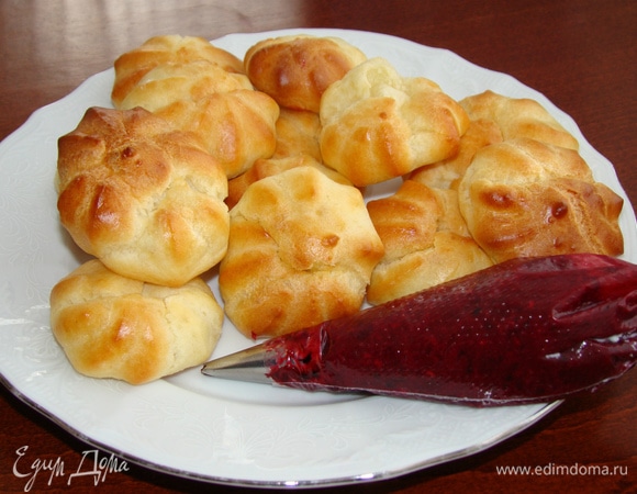 Готовое кули остудить до комнатной температуры, переложить в кондитерский мешок и наполнить профитроли. Наполненные профитроли поставить в холодильник для застывания.