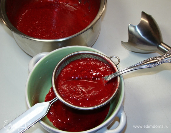 Для шоколадного мусса ягоды малины пюрировать блендером и протереть через сито, чтобы получилась однородная ягодная масса.