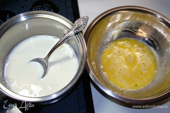 Для шоколадного мусса замочить желатин в небольшом количестве холодной воды. Белый шоколад растопить. В сотейник с молоком добавить половину сахара, другую часть сахара всыпать к двум желткам и яйцу, все перемешать. Молоко с сахаром довести до кипения и тонкой струйкой влить в миску с яйцами, непрерывно перемешивая.
