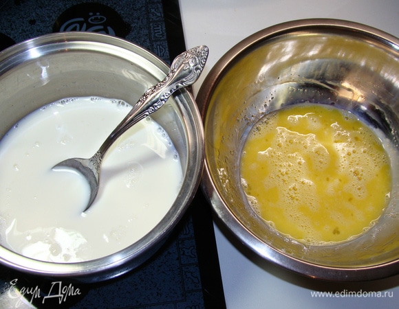 Для шоколадного мусса замочить желатин в небольшом количестве холодной воды. Белый шоколад растопить. В сотейник с молоком добавить половину сахара, другую часть сахара всыпать к двум желткам и яйцу, все перемешать. Молоко с сахаром довести до кипения и тонкой струйкой влить в миску с яйцами, непрерывно перемешивая.