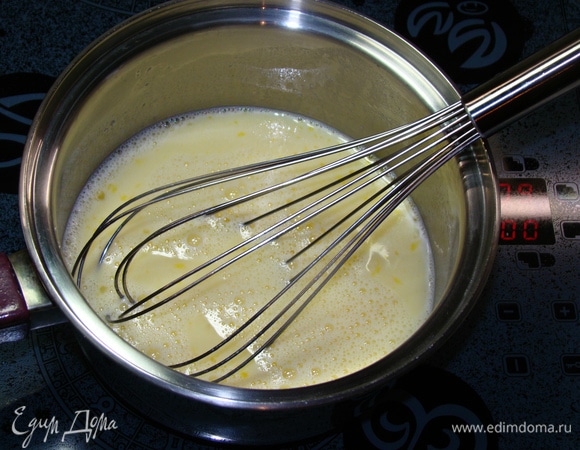 Затем яично-молочную смесь перелить обратно в сотейник и на небольшом огне при постоянном помешивании довести смесь до легкого загустения. Снять с огня.