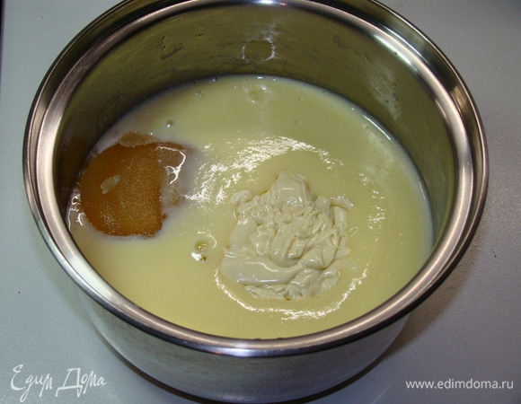 В яично-молочную смесь добавить растопленный белый шоколад и набухший желатин. Все тщательно перемешать и дать смеси остыть до комнатной температуры. Холодные сливки взбить до мягких пиков, добавить шоколадную смесь и 2–3 ст. л. малинового пюре. Все перемешать до однородности.