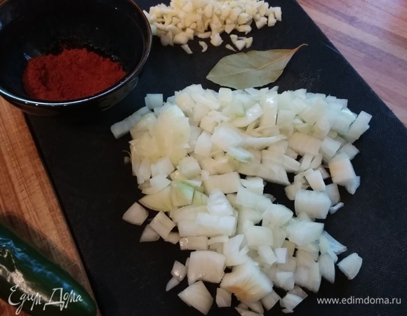 Крупную луковицу и чеснок мелко порубить. Смешать все виды паприки (копченая, сладкая и кайенский перец). Количество остроты регулируйте по своему вкусу.