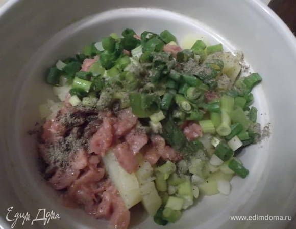 Картофель отварить в мундире, остудить, очистить и нарезать мелкими кубиками. Ветчину нарезать и слегка обжарить. Добавить ветчину к картофелю. Добавить измельченный зеленый лук, посолить и поперчить.