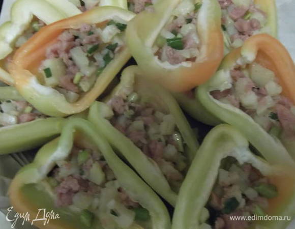 Массу смешать и наполнить перец на 1/2.