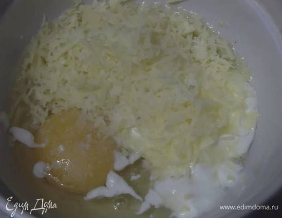 Яйца смешать со сметаной и натертым на мелкой терке сыром. Добавить соль и перемешать.