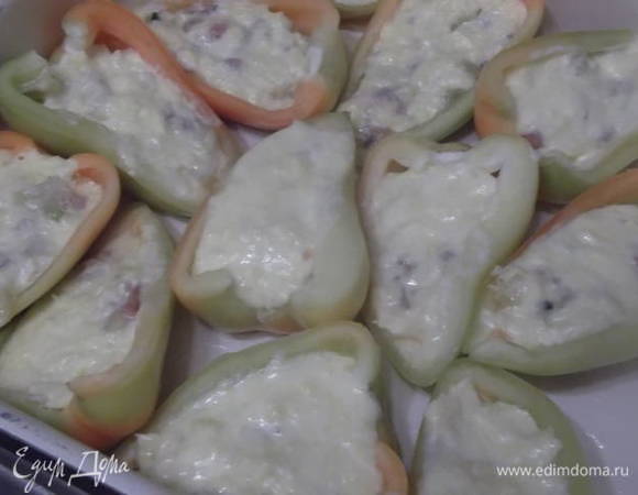 Выложить сверху начинки на перец.