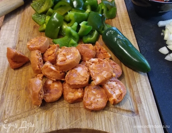 Болгарский перец нарезать кубиком. Вместо него можно использовать 6–8 штук свежего pimento de padron (на фото), его резать не следует. Чоризо нарезать произвольно.