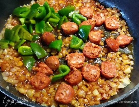 Добавить чоризо и перец и обжарить в течение нескольких минут. В это время добавить сахар.