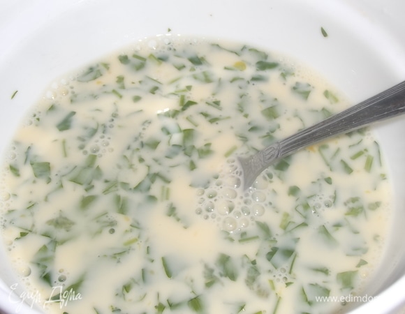 Яйца взболтать с молоком. Посолить. Добавить рубленую петрушку.