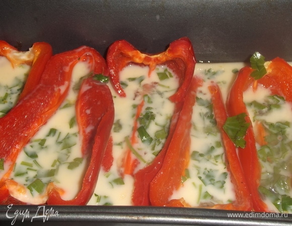 Форму с перцем достать из духовки. Слегка перец посолить. Залить каждую половинку яично-молочной смесью. Поставить в духовку на 10 минут, не меняя температуры.