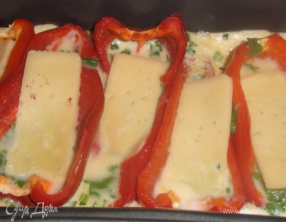 Еще раз достать форму из духовки. Выложить на каждую половинку кусочек сыра.