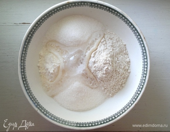 Соединить в миске 2 вида муки, сахар, соду, погашенную уксусом, перемешать, чтобы не было комочков. Для сухой смеси вообще-то был нужен разрыхлитель (2 ч. л.), но его на тот момент не оказалось. Можно было бы сделать домашний разрыхлитель из муки, соды и лимонной кислоты (сухой), но кислота тоже закончилась. Пришлось использовать соду и уксус.