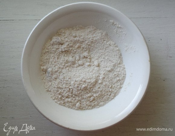Четыре столовых ложки сухой смеси отложить.