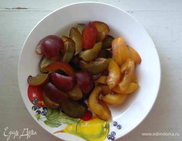 Сливы и нектарины помыть, обсушить. Разрезать пополам, вынуть косточки, нарезать дольками.