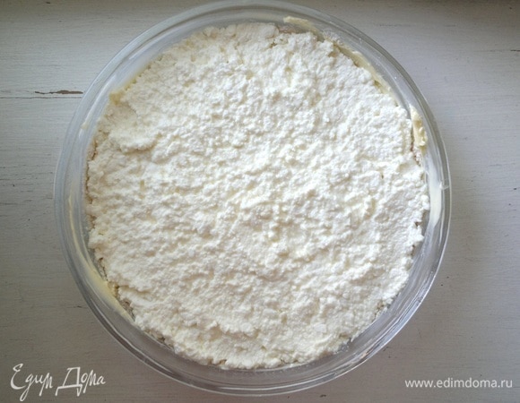 На сухую смесь выложить творожную массу, разровнять.