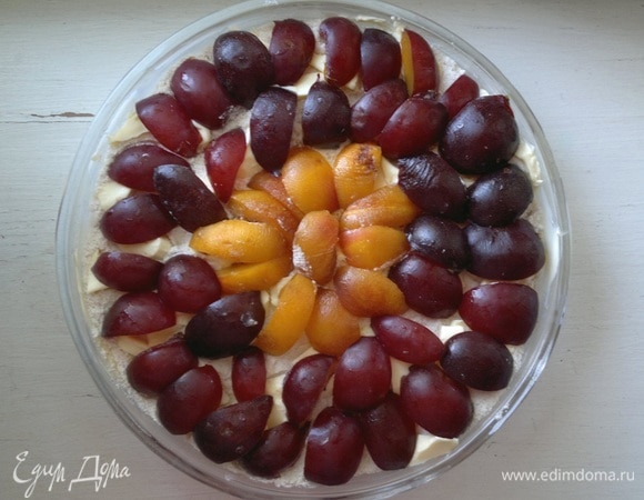 Далее выложить дольки фруктов. В центр я выложила нектарины, а по кругу — сливы.