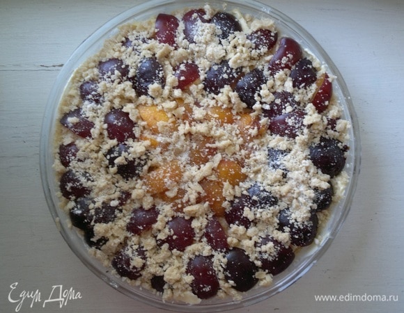 Из отложенной сухой смеси и оставшегося сливочного масла сделать крошку (штрейзель). Посыпать ей фрукты. Поставить форму с пирогом в духовку, разогретую до 180°C, на 40–45 минут.