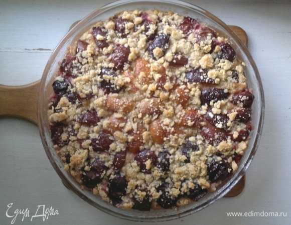 Готовый пирог достать из духовки.