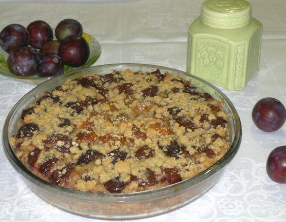 Полностью остудить в форме. Если форма стеклянная, как у меня, можно подавать пирог прямо в форме.