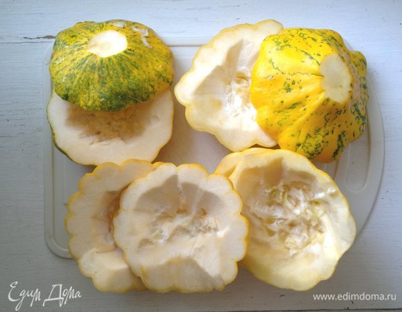 Патиссоны вымыть, обсушить. Разрезать вдоль пополам, аккуратно вынуть семена из середины. Также немного мякоти вырезать по краям. Срезать немного мякоти с обеих концов, чтобы устойчиво стояли. Старайтесь не перемешивать патиссоны, чтобы чашечки соответствовали друг другу, т.е. были с одного патиссона.