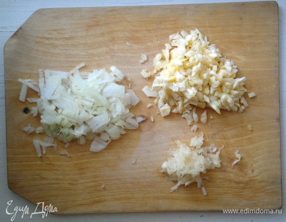 Лук, чеснок почистить. Лук нарезать мелкими кубиками, чеснок натереть на мелкой терке. Вырезанную мякоть патиссонов также нарезать мелкими кубиками.