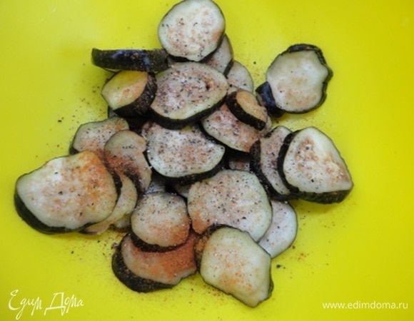 Отжатые баклажаны поперчить, обвалять каждый кружочек в муке и обжаривать на сковороде в разогретом масле, переворачивая, до румяной корочки.