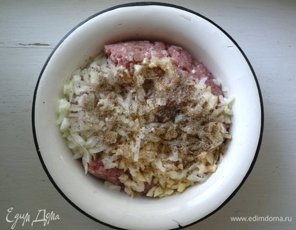 Фарш посолить, поперчить, всыпать кардамон, перемешать.